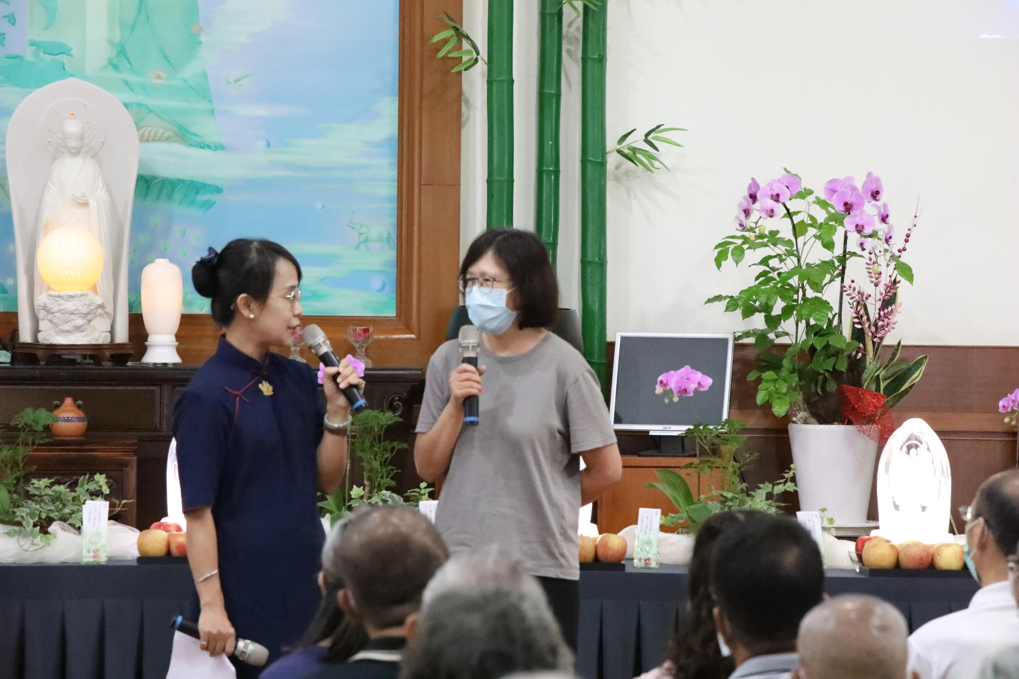 會眾許月英女士(圖右)，經常參與慈濟活動，他已茹素十年了，希望帶動家人能素食護生與動物結好緣。