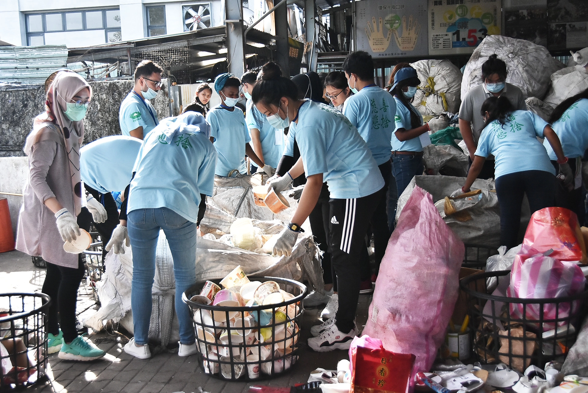 77名留學生前往慈濟環保教育站服務學習。