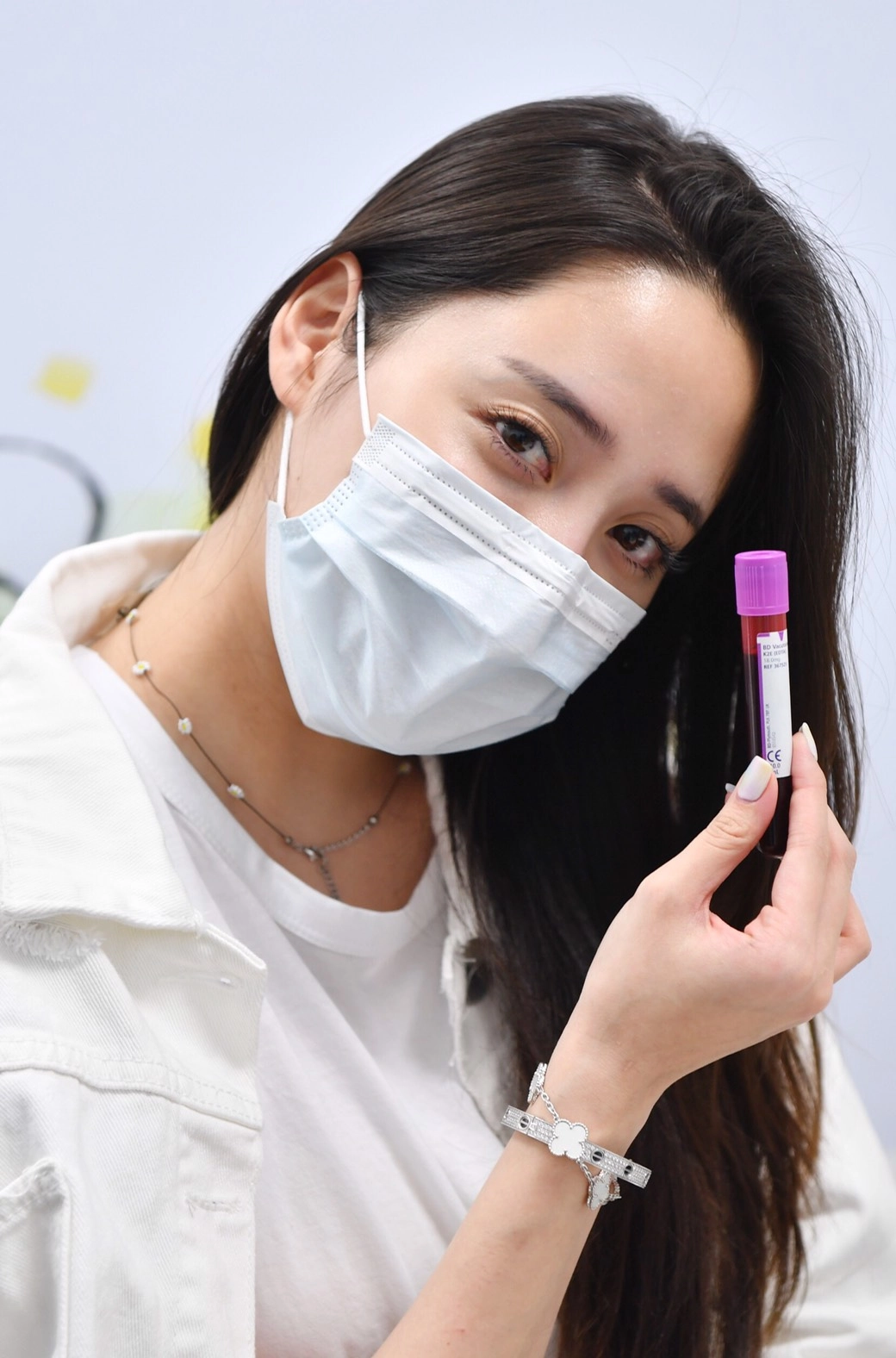 (歐陽妮妮完成10cc血液建檔後，開心合照，期待所有年滿18歲的青年都能來建檔，給血液疾病患者一個重生的機會。攝影陳玉萍) 