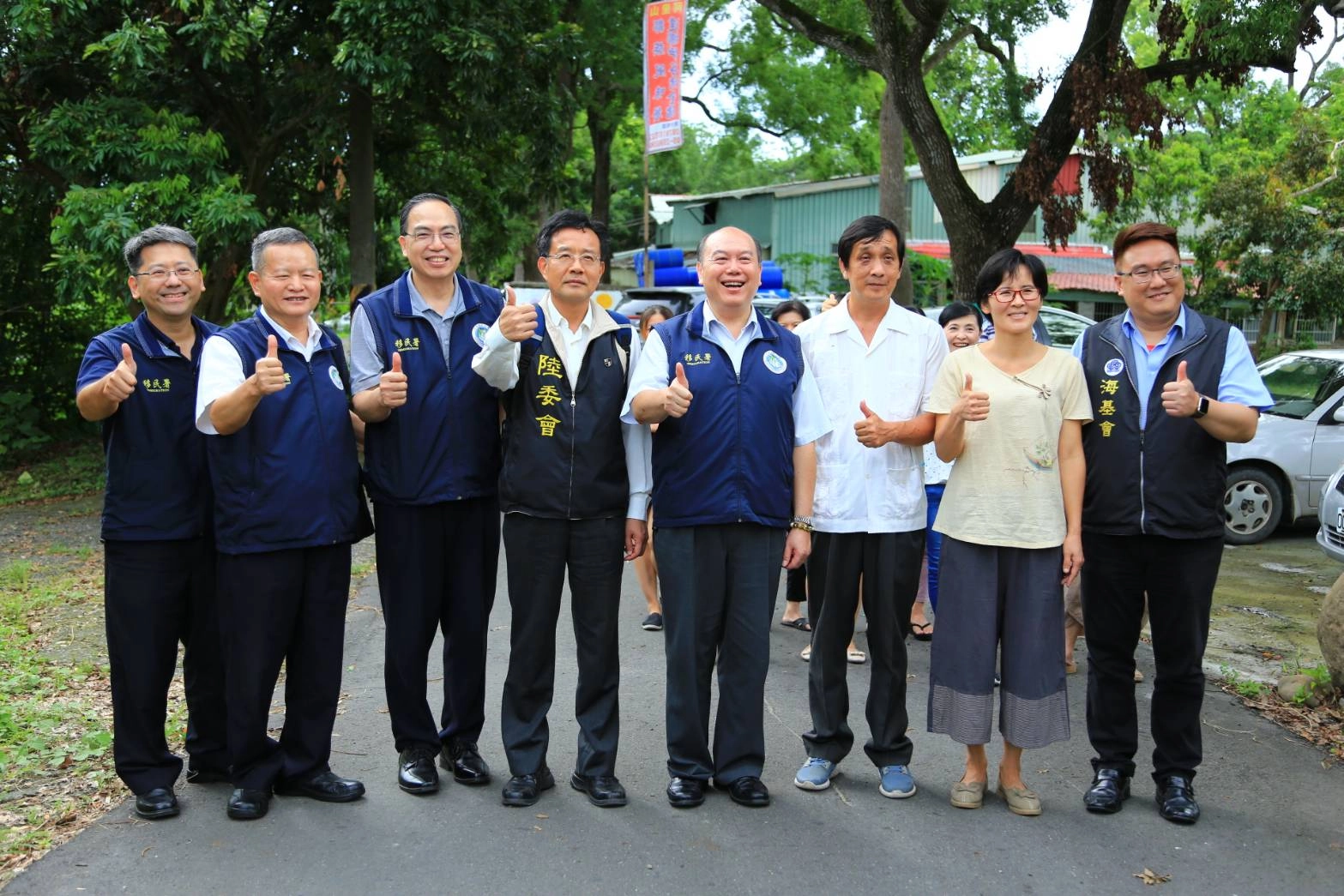 移民署林興春主任秘書(右4)偕同陸委會專門委員洪志清(右5)、海基會法律處科長陳穎慶(右1)訪視循環農場。(右2.3為新住民馬敏及陳家慶夫婦)