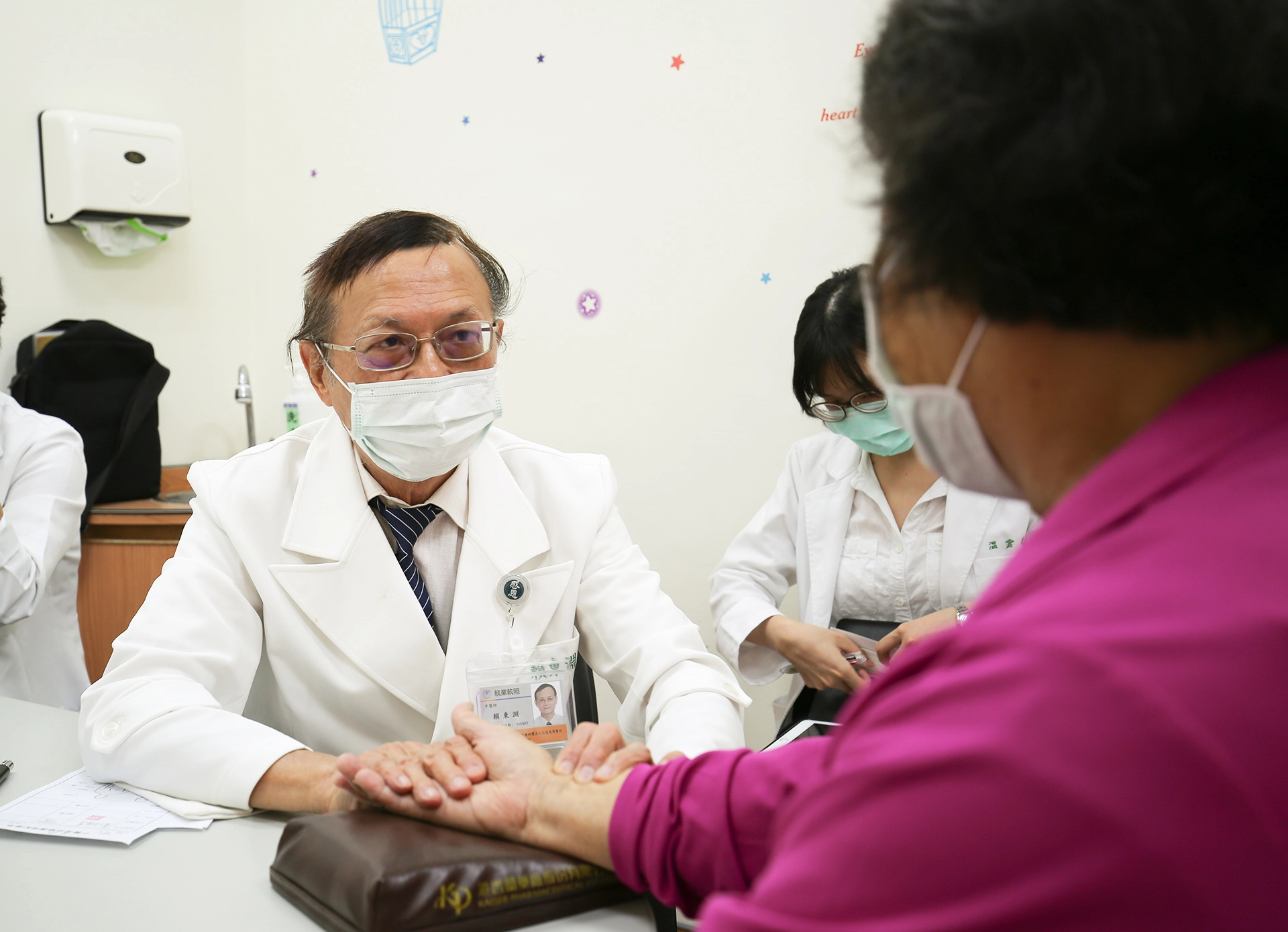 花蓮慈濟醫院中醫部腫瘤中心主任賴東淵教授藉由中西醫合療，西醫主「攻」，中醫主「守」，為癌症病人調理體質，讓患者能夠順利完成放化療程。