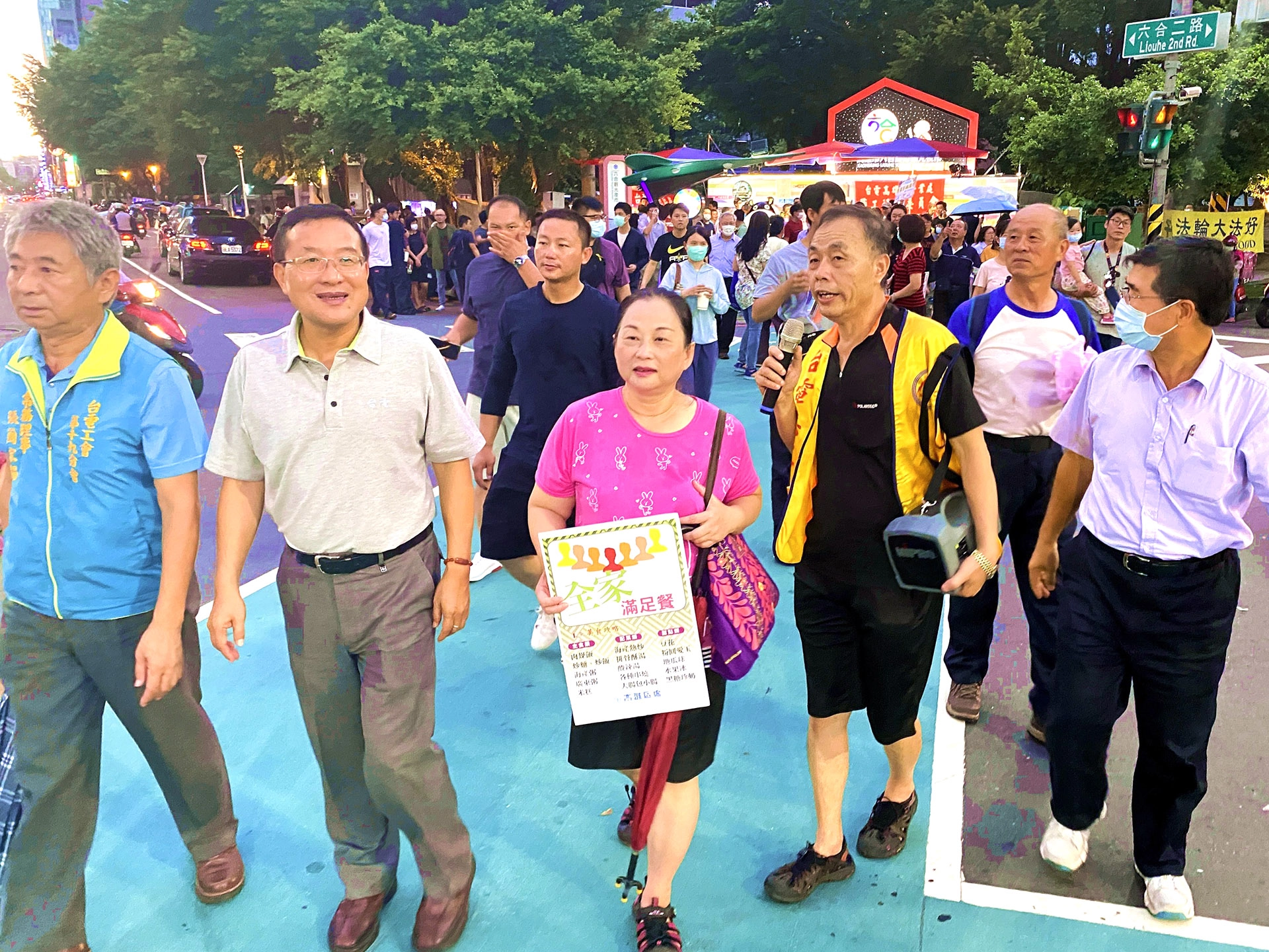 為響應政府振興經濟，台電高雄區黃明舜處長領隊和員工及親屬攜家帶券大啖美食。