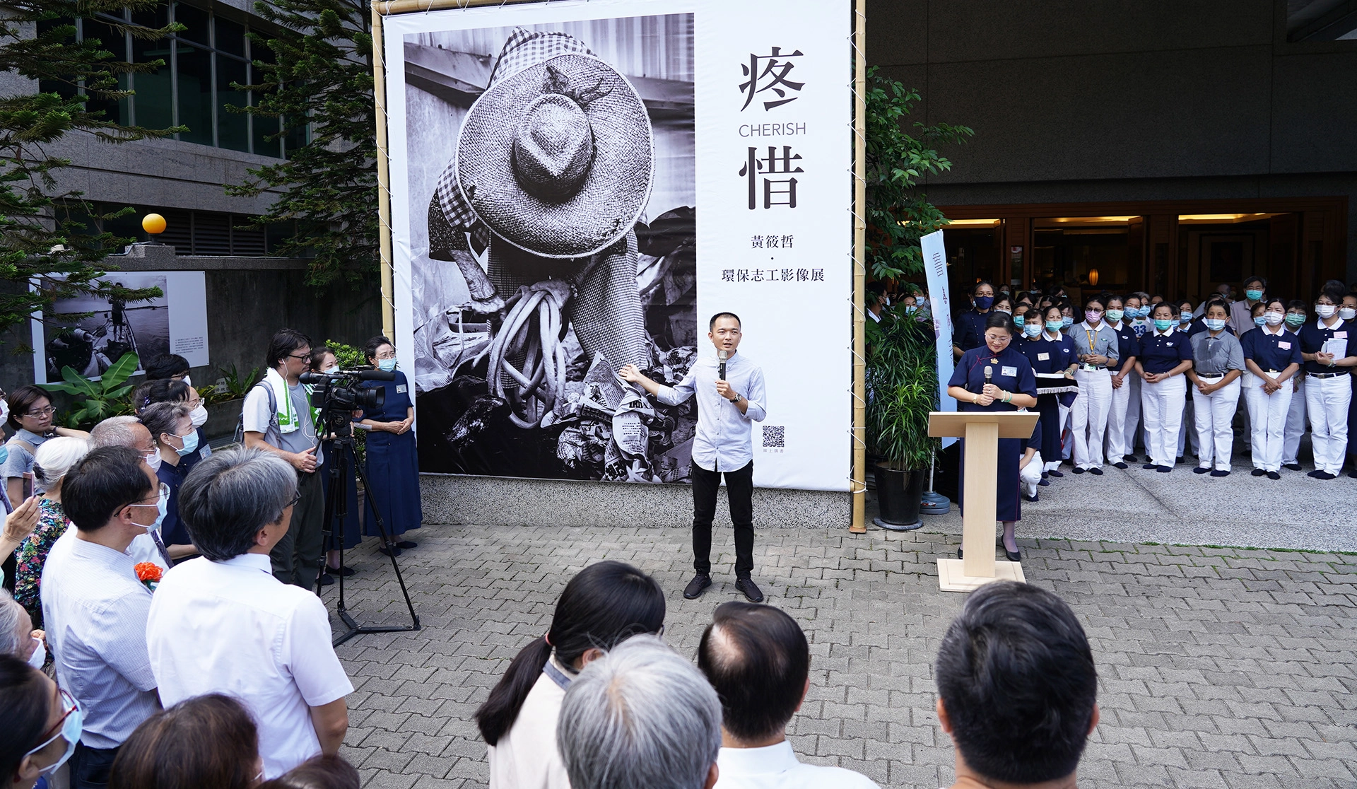 《疼惜》作者黃筱哲於展覽現場，雙和靜思堂現場致詞。