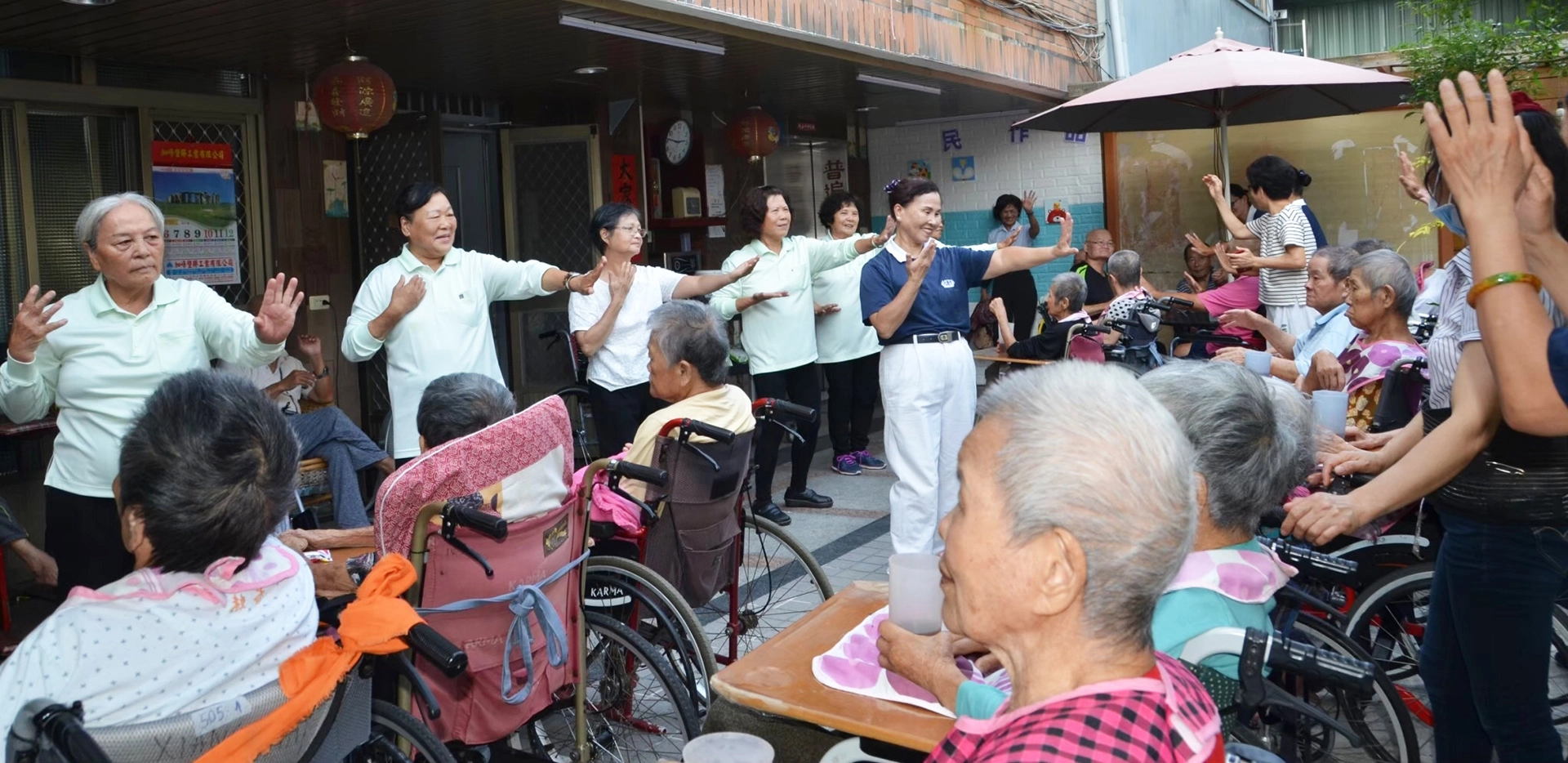 龍井共修處的長者們到安養院表演，與其他長者互動。