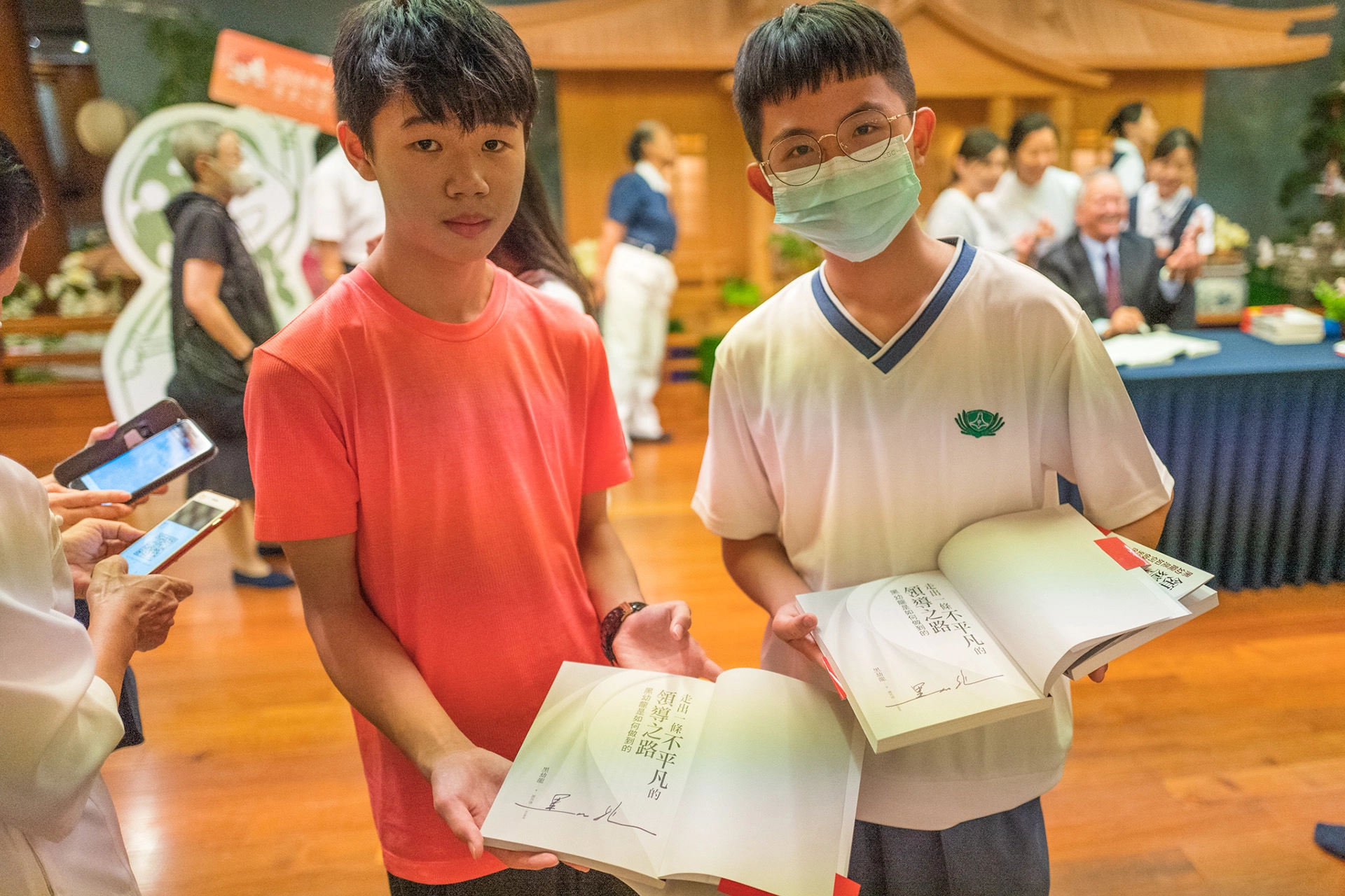 黑幼龍講師於講座過後舉行小型簽書會，小讀者們展現簽名。