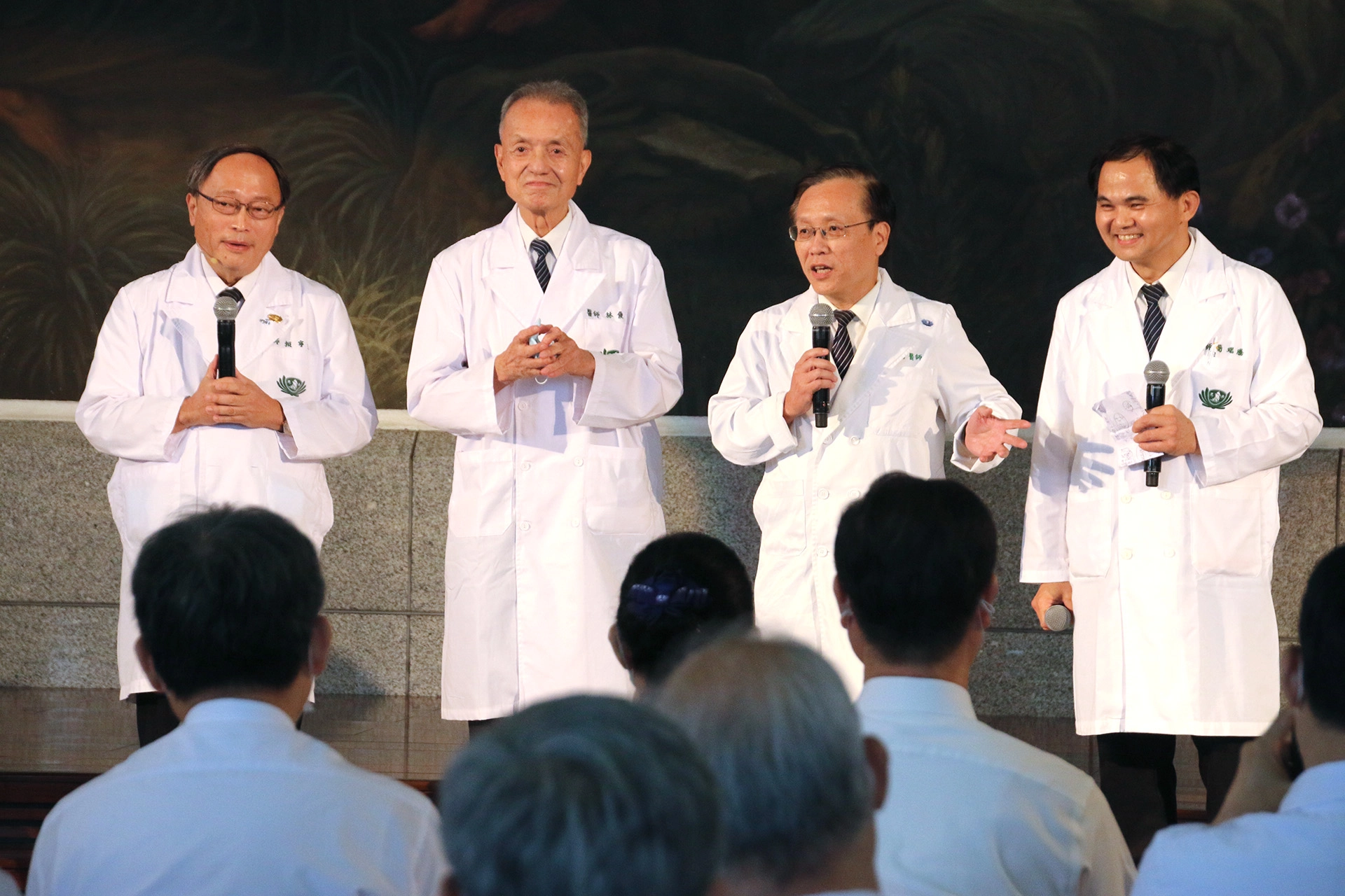 大林慈濟醫院於8日舉辦二十周年慶，歷任院長左起賴寧生(左)、林俊龍（左二）、簡守信(右二)及斗六慈濟醫院院長簡瑞騰(右)一起「話說大林」。