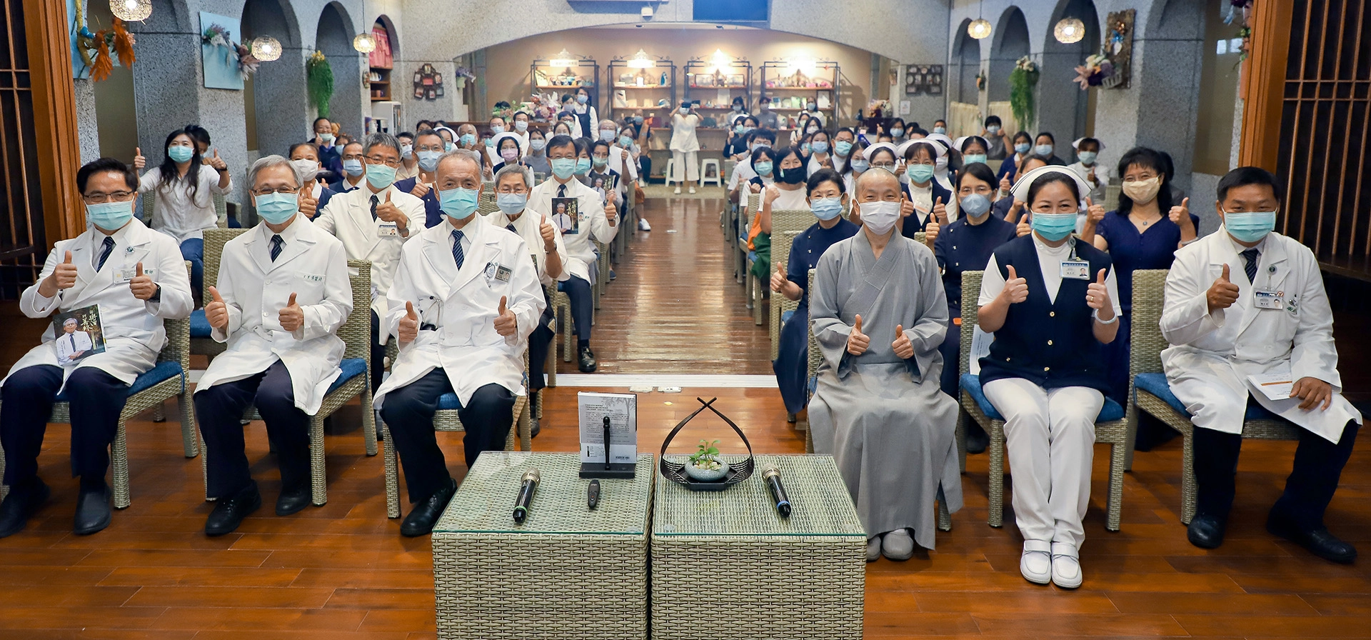 院內醫護同仁與志工現身新書分享會，力挺集「好醫師、好老師、好同事、好主管」於一身的王英偉署長。