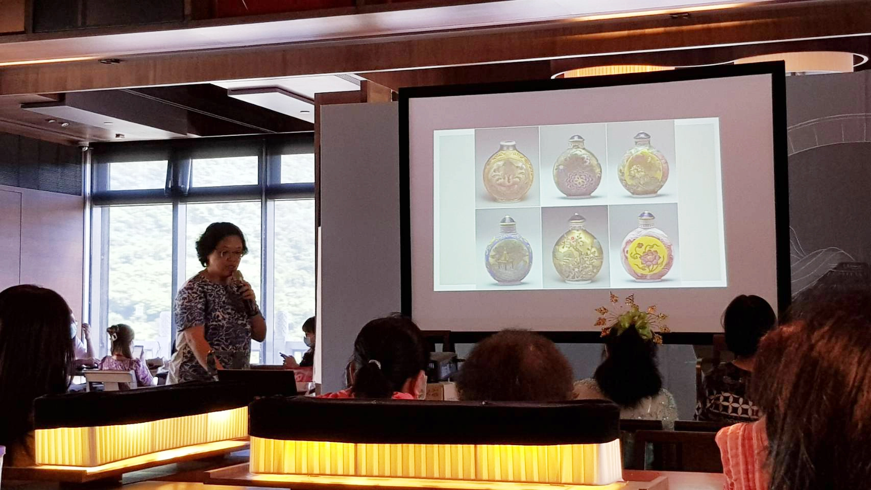 清朝流行鼻煙壺，瓶身可彩繪，是一種深具藝術價值的「擴香瓶」。