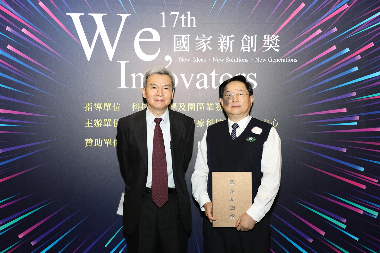 花蓮慈院臨床病理部主任陳立光(右)與團隊找出「超級細菌的剋星－噬菌體清潔劑」，在今年二度獲得新創精進獎殊榮。