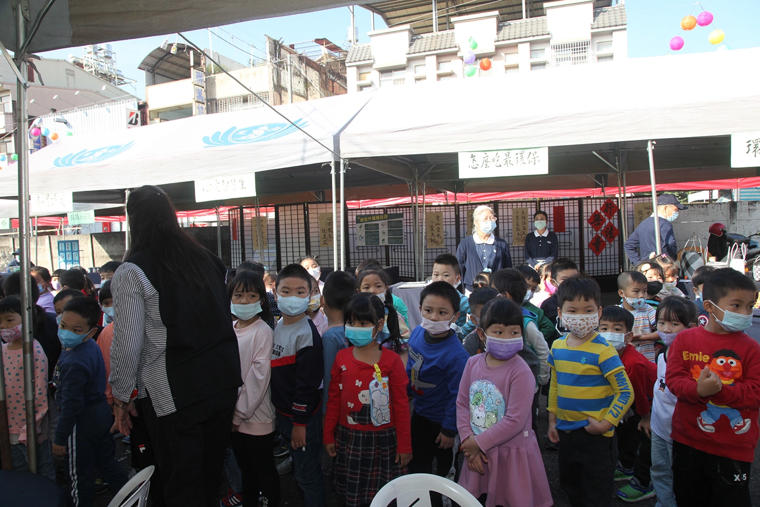 慈濟受邀在南投埔里清醮期間展出行動環保教育車，12月2日許多學生前來體驗。