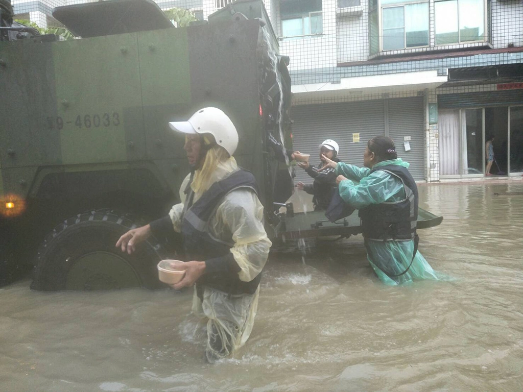 2018年0823水災，慈濟志工在軍方協助運送下，將熱便當送到淹水嚴重地區。