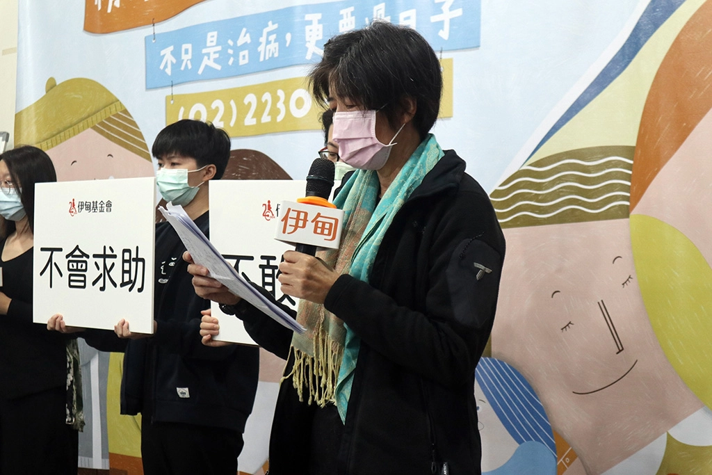 身為精障者家屬，也是專線志工的李媽媽分享自身從低谷走過的心路歷程。