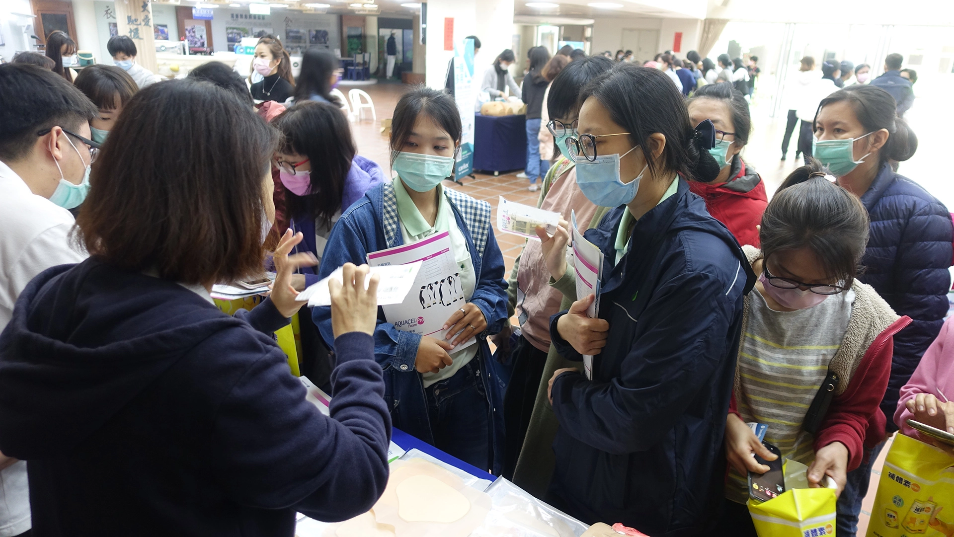 學員認識因應各種傷口適合的敷料。