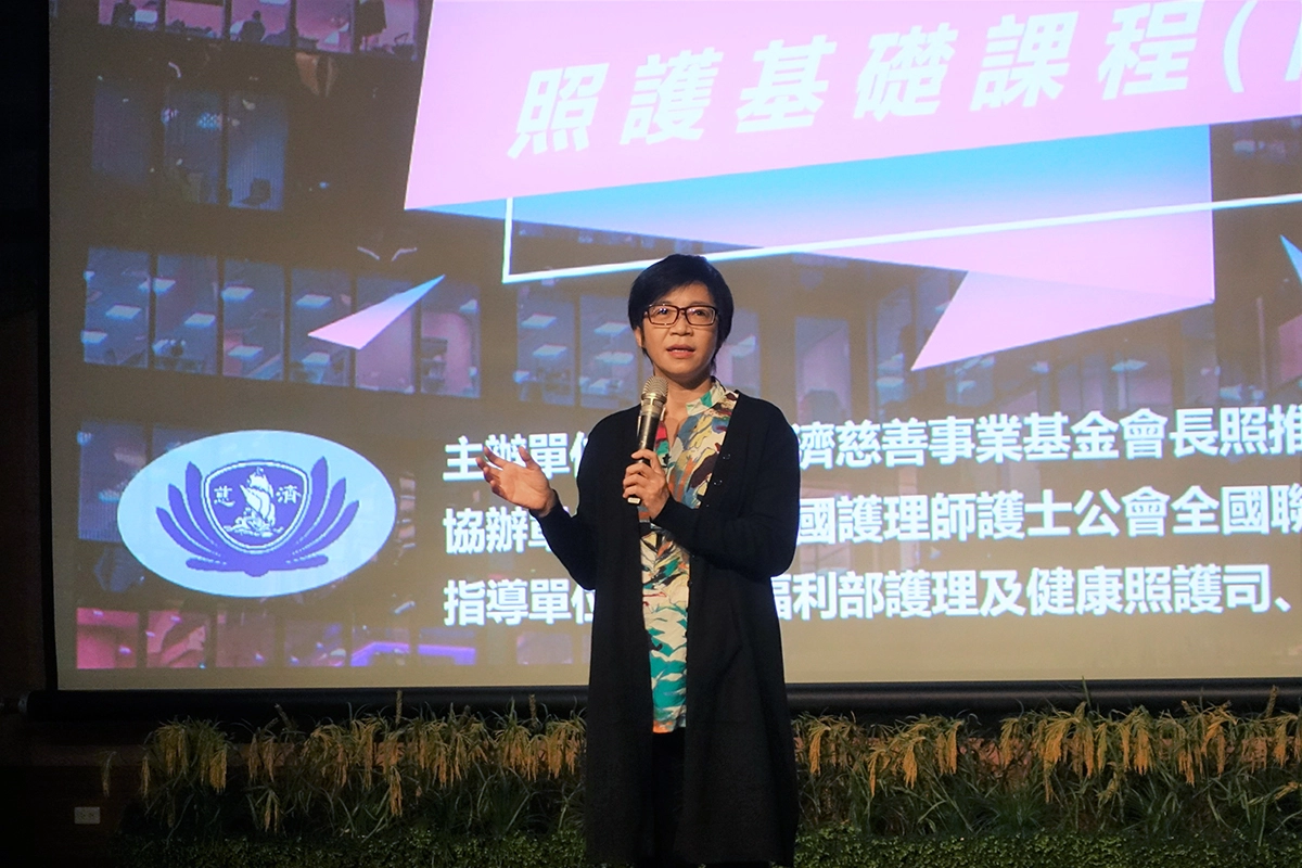 衛福部護理及健康照護司蔡淑鳳司長肯定課程設計。