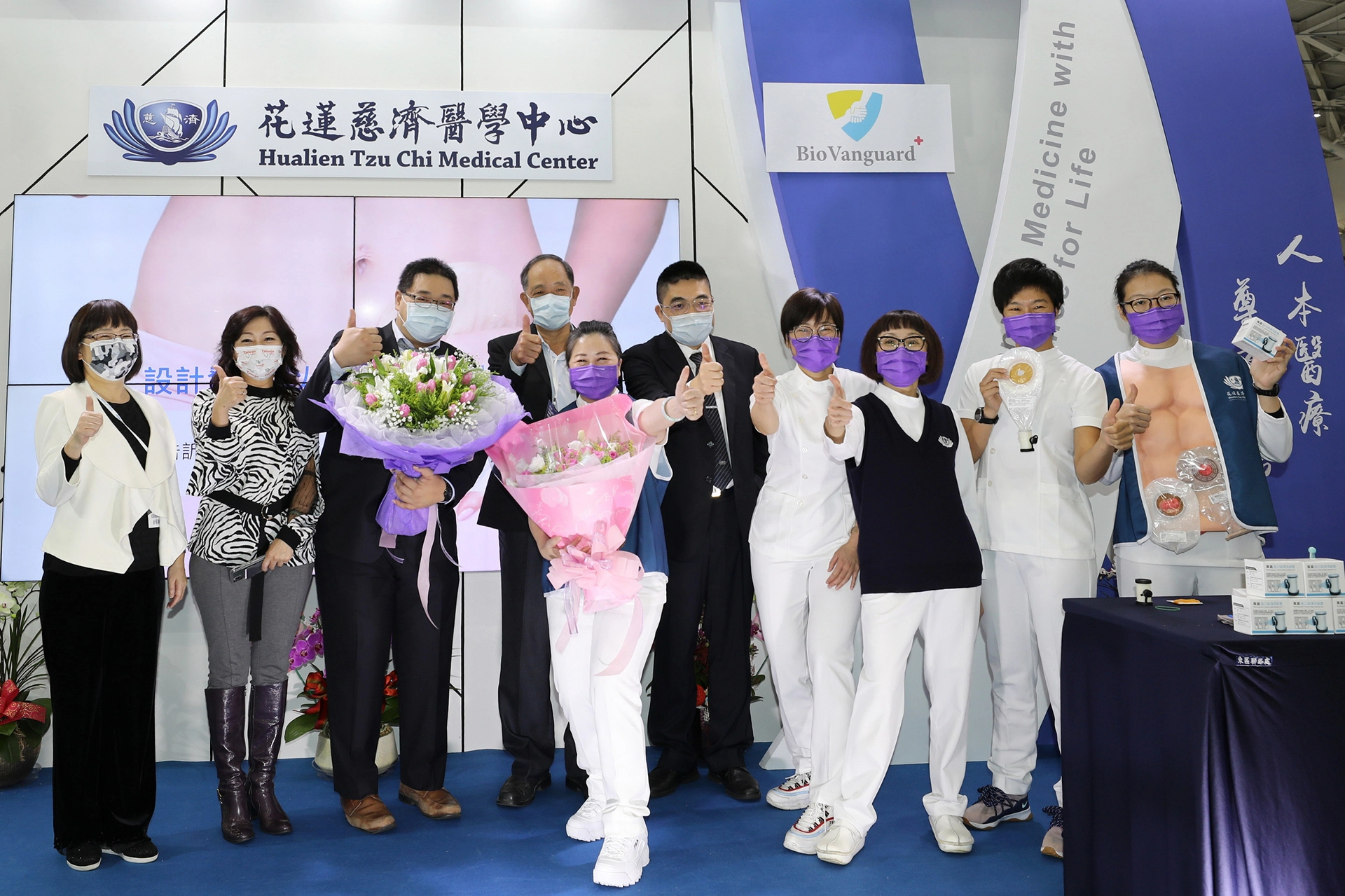 花蓮慈濟醫院傷口造口及失禁護理師團隊及慈濟科技大學，創新研發「造口袋清潔裝置」經技術移轉授權萬嘉生技，今年九月開始生產「造口袋清潔裝置」，預計在年底前取得衛福部醫材許可證即可上市。