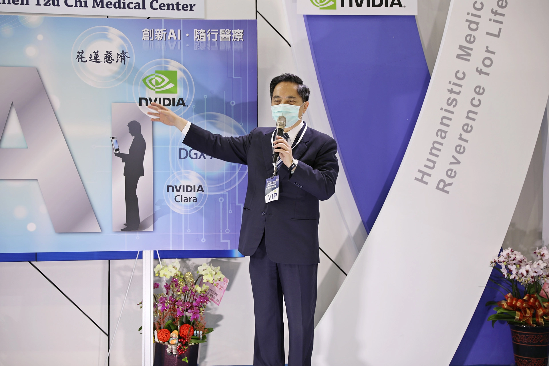 花蓮慈院院長林欣榮表示，這次的三方合作，結合了一流的醫療團隊、IT 與 AI 的軟體、硬體團隊，並採用全球最先進 AI 系統 NVIDIA DGX A100、NGC 與 NVIDIA Clara 平台，再藉由商之器開發的 EBM AI 平台，配合行動巡房系統，將病人的所有資訊整合至單一 APP 上。