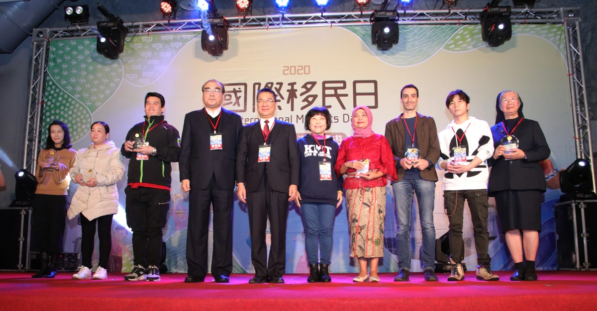 徐國勇公開表揚7位來自各國的新住民的傑出表現。左起渡邊美步(日本)、黎金莉(越南)、楊柳強(印尼)、移民署長邱豐光、內政部長徐國勇、立法委員葉毓蘭、Dwi Tantri(印尼)、尚若白(法國)、後藤史圭(日本)、梁潔芬(加拿大)。