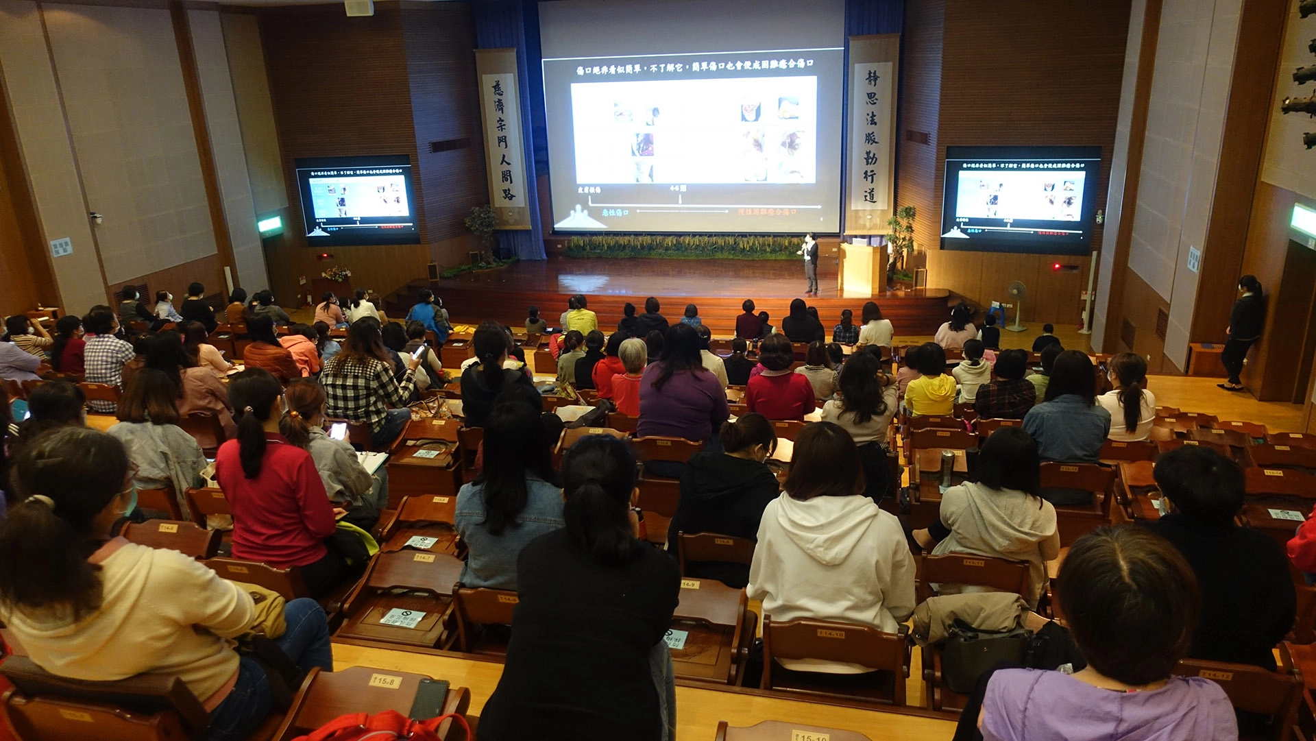 台中市私立慈濟居家照護機構副主任廖珮琳為學員上課。