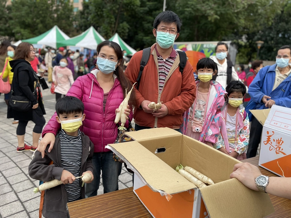 市民現場領取免費格外品白玉蘿蔔。