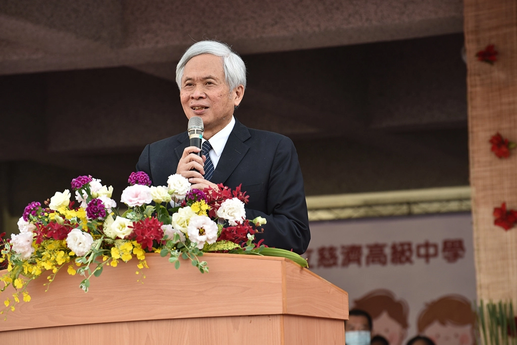 教育志業王本榮執行長談到「教育是一個希望的工程，教育就是走在明天的路上」，期勉臺南慈中莘莘學子更上一層樓。