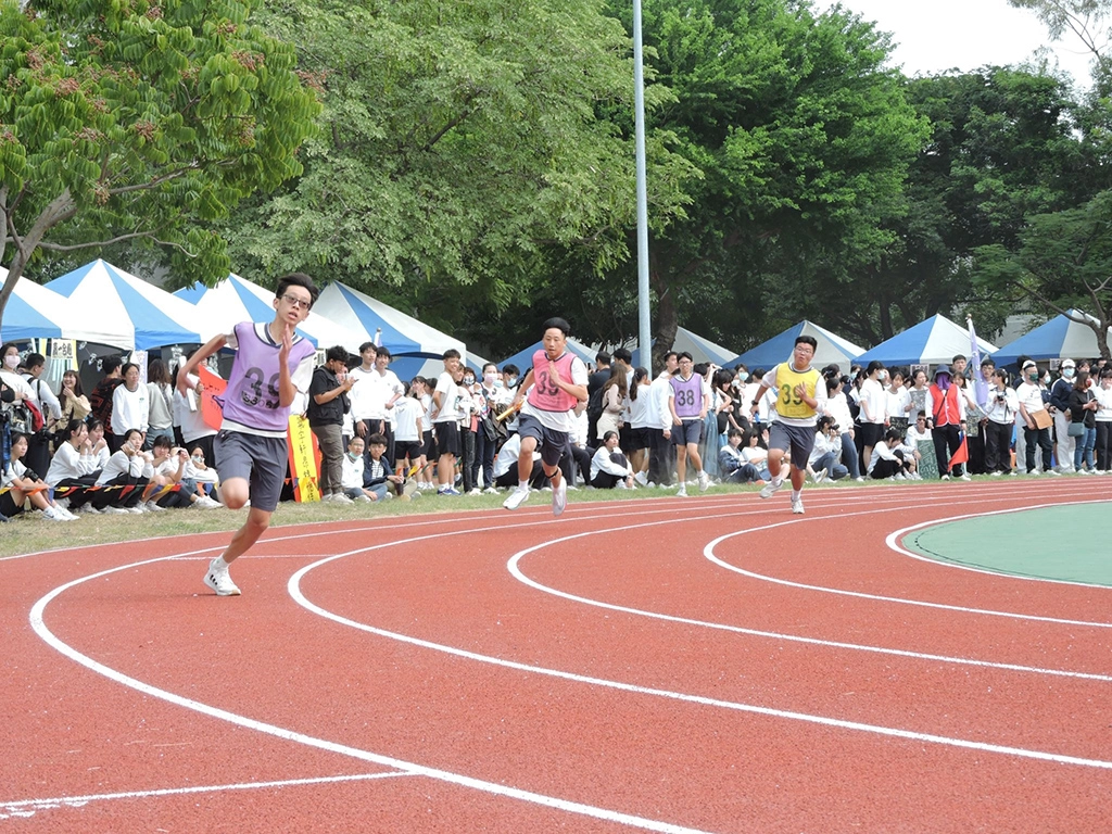 大隊接力考驗全班默契，更能培養班級榮譽及運動家勝不驕、敗不餒的進取精神。