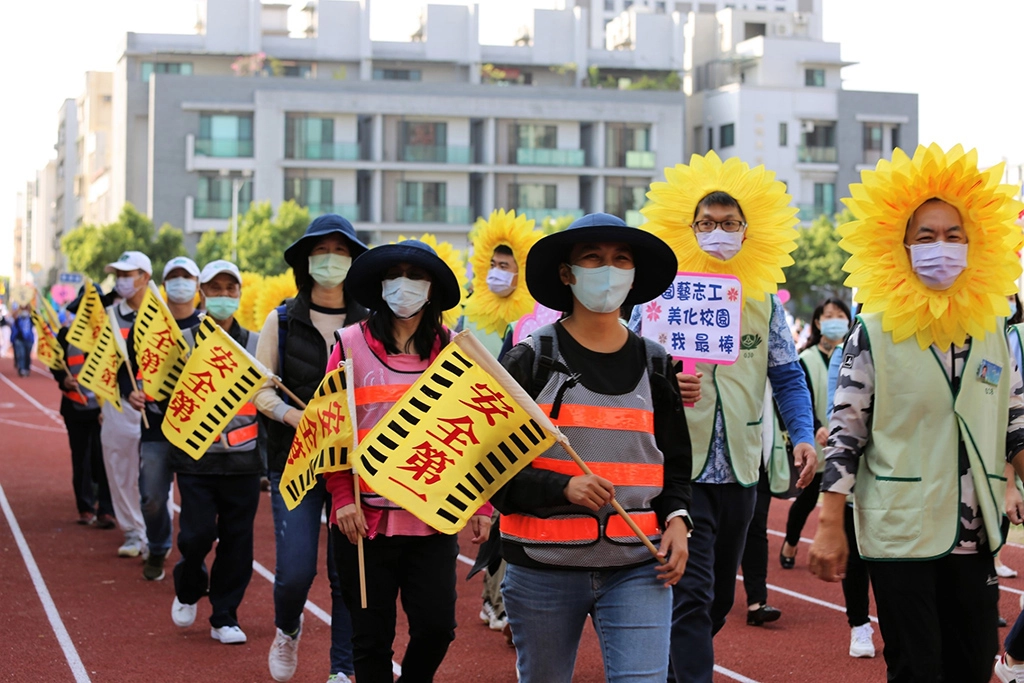感恩家長志工每天守護孩子安全，維護校園環境，全力護持學校。
