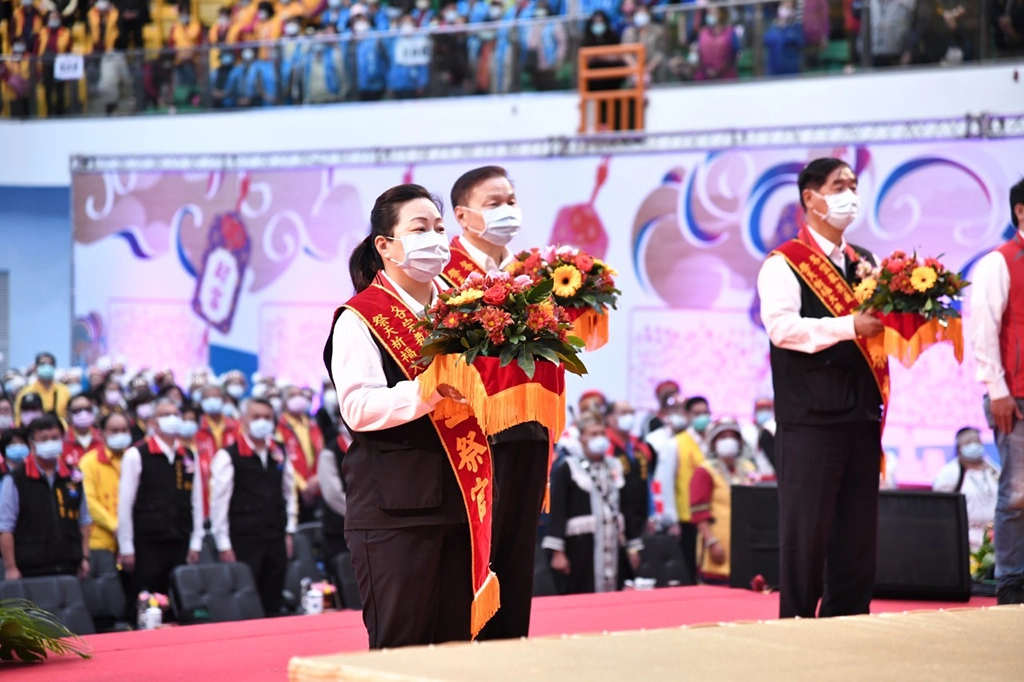109年各宗教花蓮祭天為民祈福暨繞境活動圓滿閉幕-縣長率領眾人祈福。