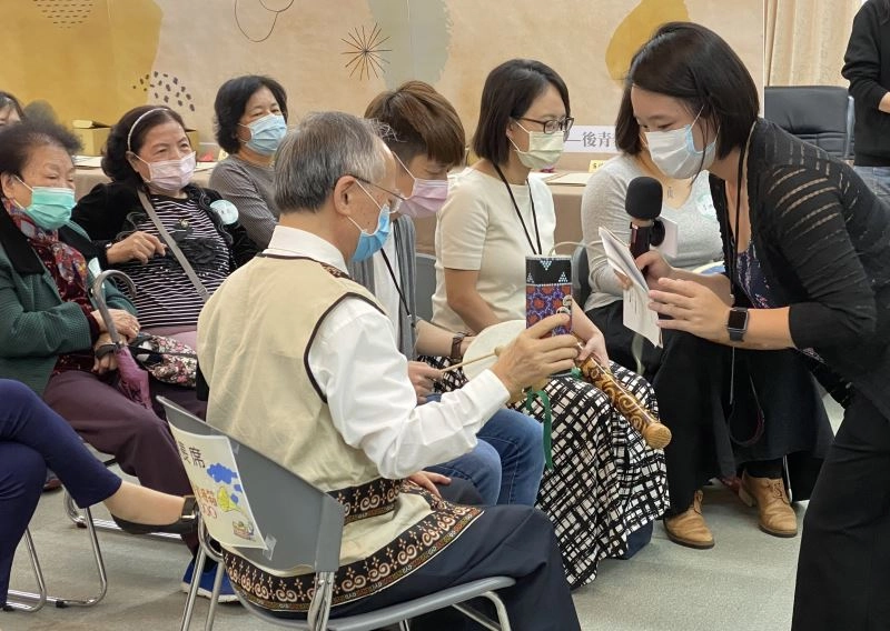 發表會中，講解資源箱內樂器如何將音樂與文學、圖卡結合。