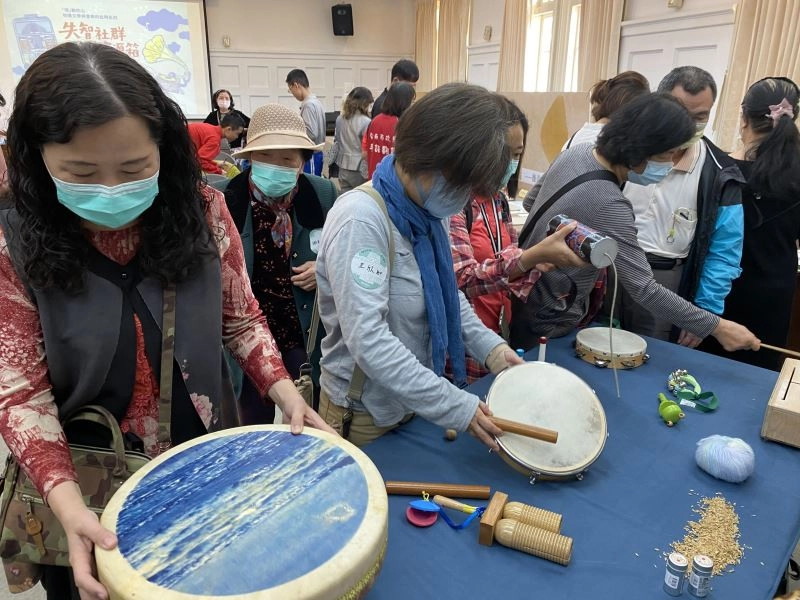 現場民眾體驗資源箱內樂器。