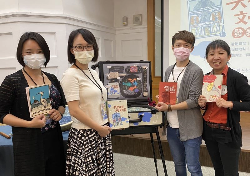 合影（左起）音樂治療師劉又瑄、陳乃菁醫師、詩人趙文豪、計畫主持人周妮萱。