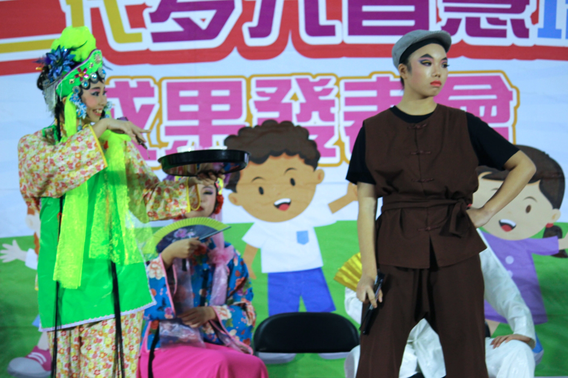 伊甸新住民二代小蘋原本害怕上台表演如今可以在台上自信演唱桃花過渡歌仔戲曲