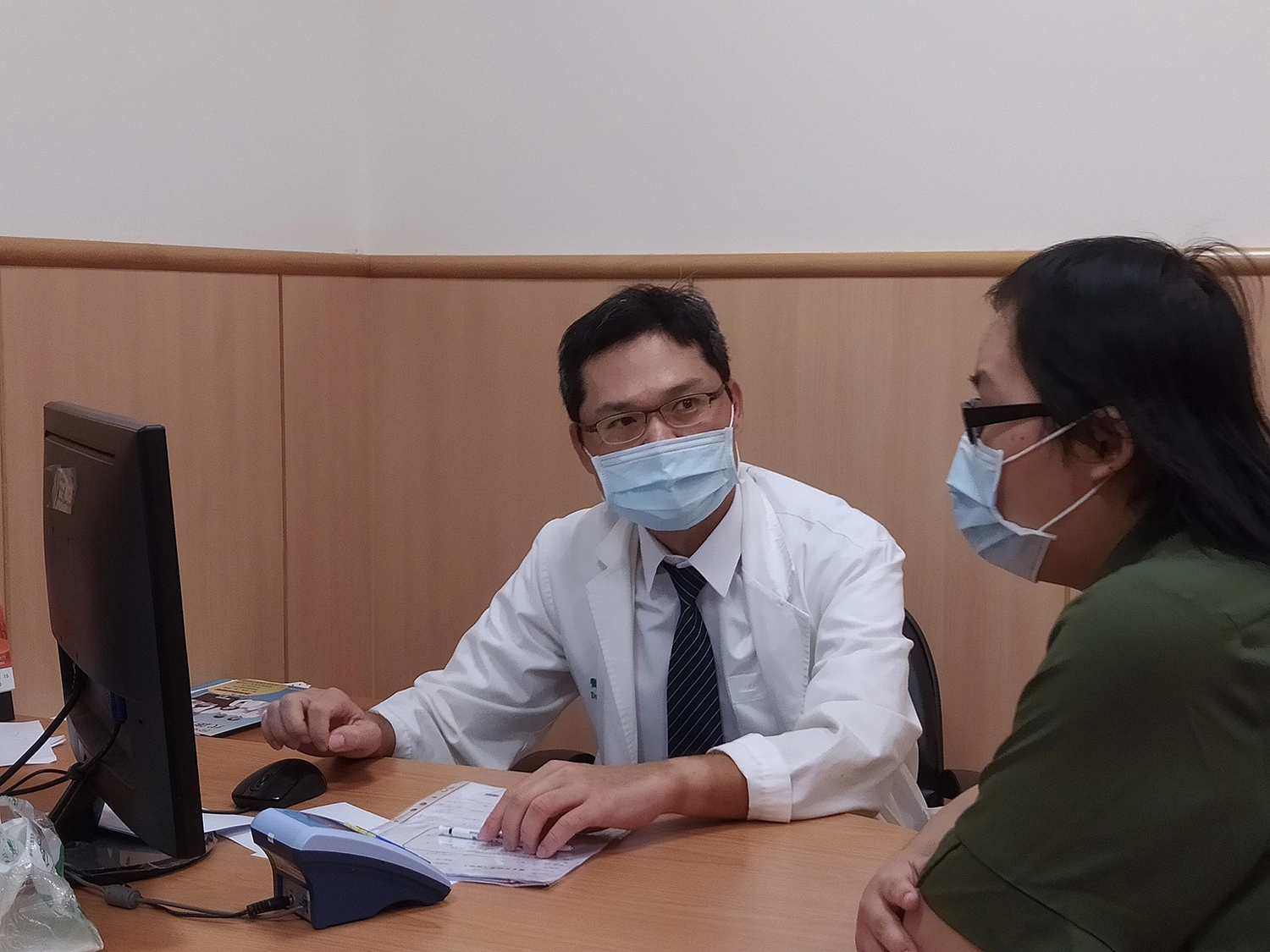 李旻憲主任（左）關心葉女士術後狀況。