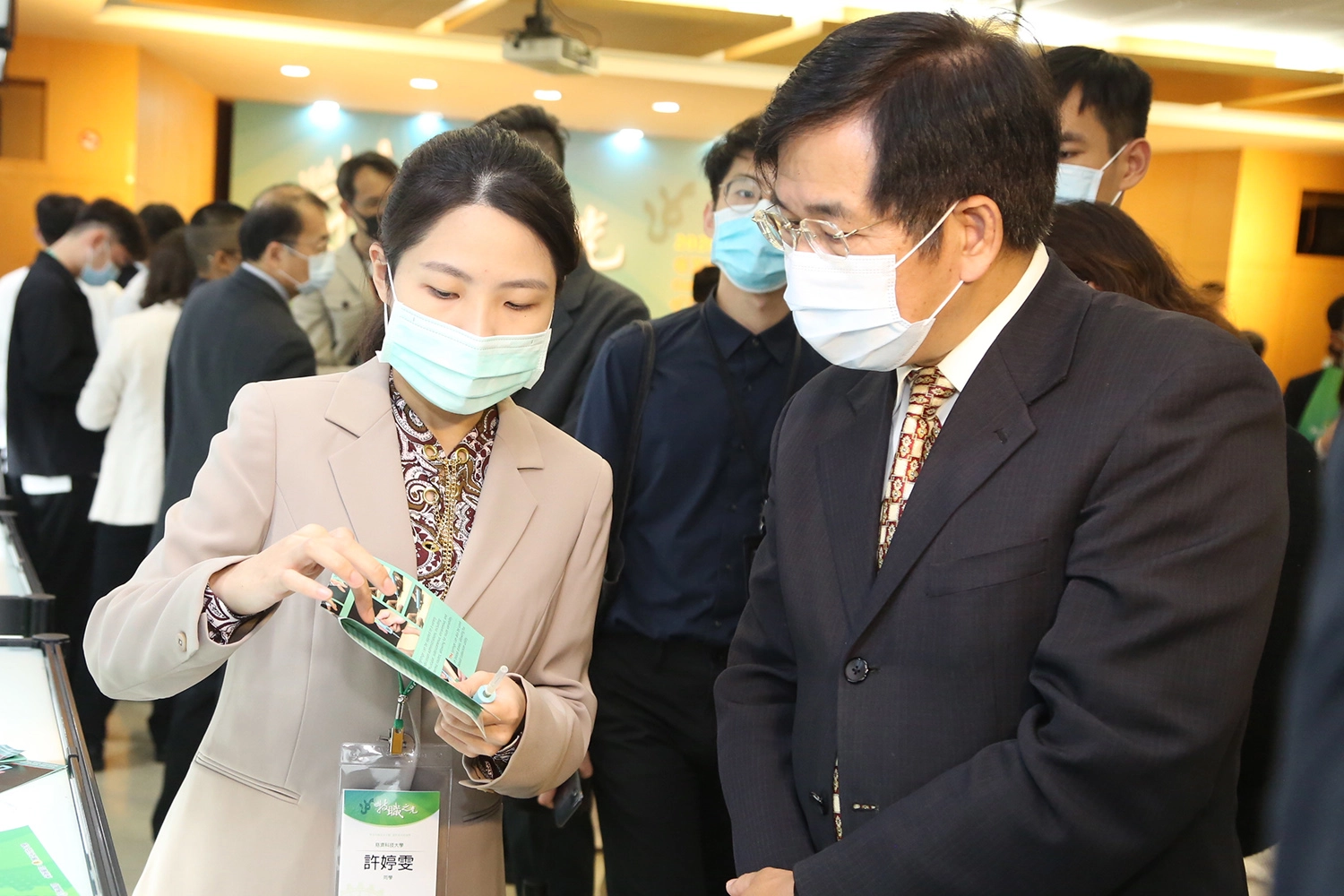 發明獎達人許婷雯同學向潘文忠部長解說作品簡易式抽藥之安全針具。