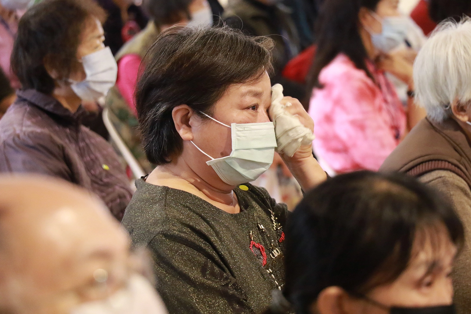 楊女士被江永旭不向命運低頭的故事感動，頻頻拭淚。