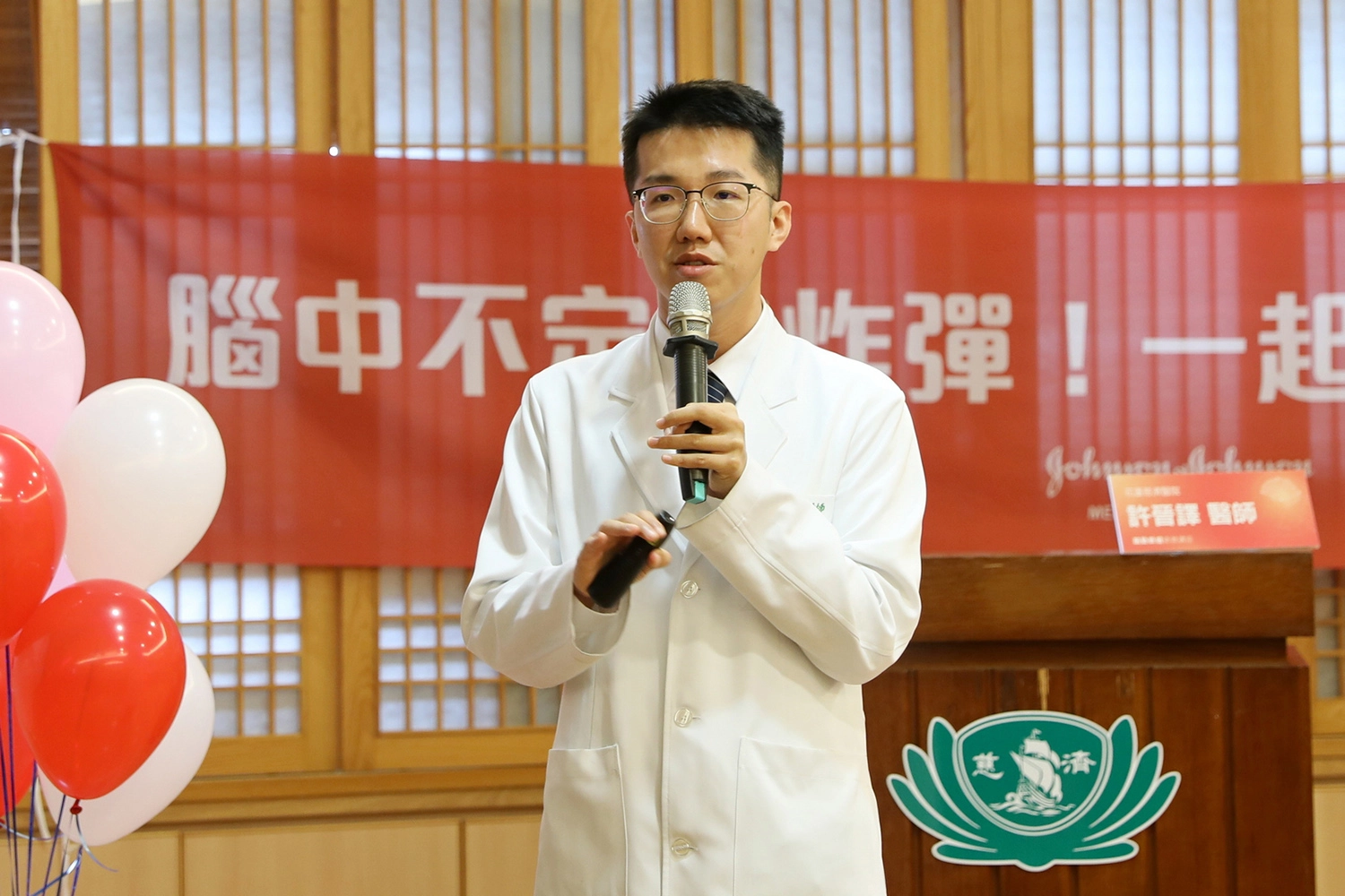 高齡整合照護科許晉譯醫師指出，動脈瘤形成的原因包含動脈壁長期受到血流不平均的壓力，使動脈血管鼓出如氣球般的一個囊泡，形成動脈瘤。