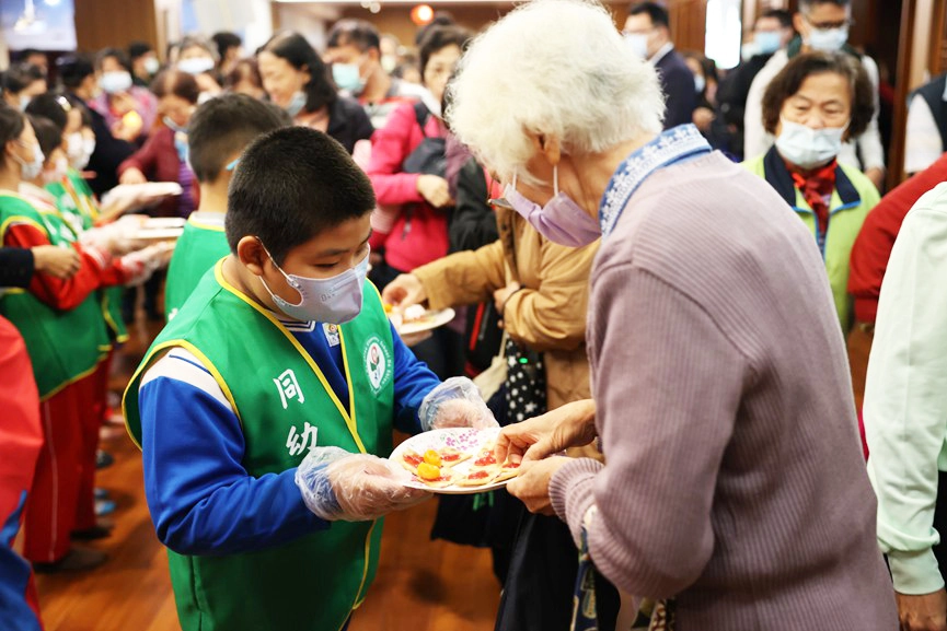 大秀國小同幼社學生分享自種的洛神花做成果醬夾心餅乾。