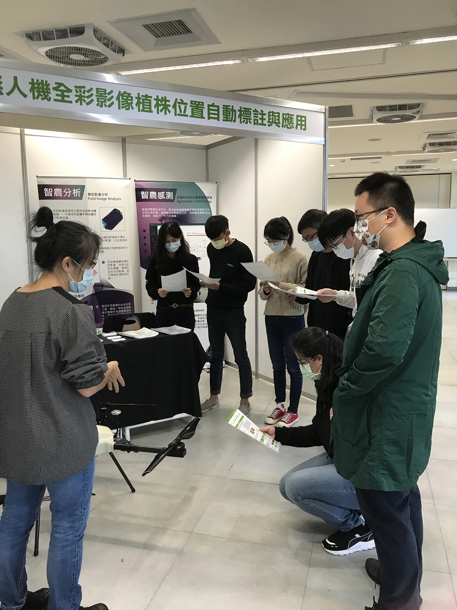 「AI 櫥窗」，民眾與AI 研究團隊互動情形。