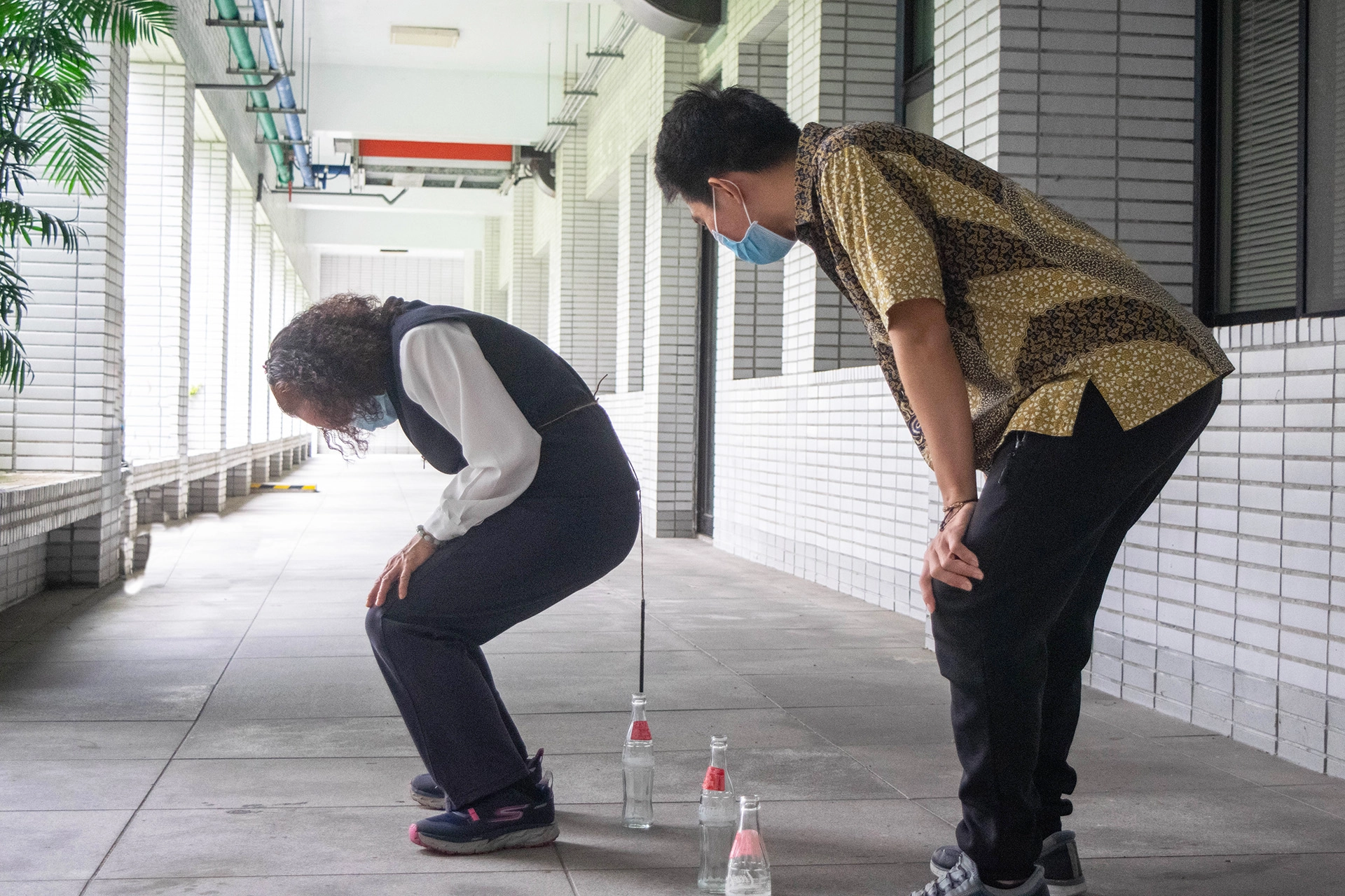 困難指數最高的鉛筆放進罐子裡，參加者在腰間綁了繩子，繩子末端是一支鉛筆，參加者必須自轉三圈後，背對瓶子將搖晃的鉛筆放進瓶子裡。
