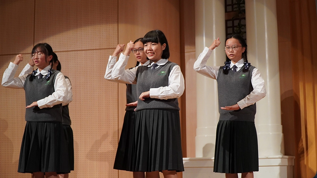 手語演員猶如說書人，與演戲同學完美搭配。