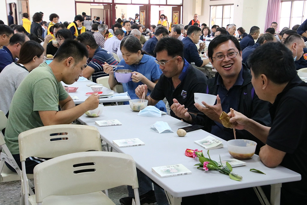 在薩克斯風表演聲中，分局同仁、民防義警、義消開始了蔬食與音樂的饗宴。