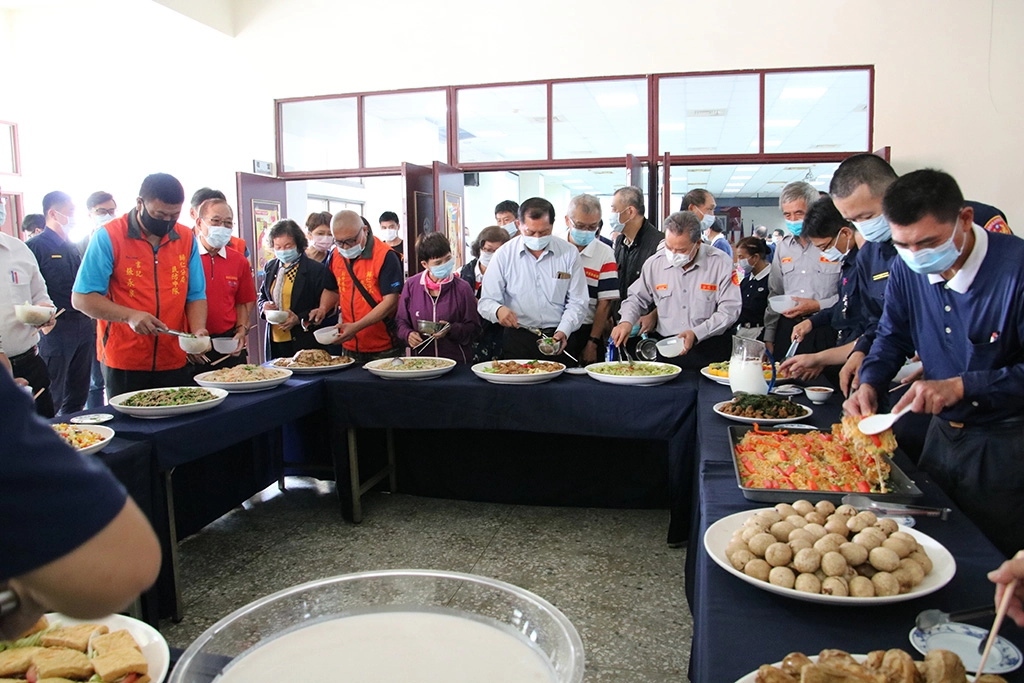 慈濟志工烹煮一盤盤美味的疏食料理，感恩歸仁分局同仁及民防義警、義消的辛勞。