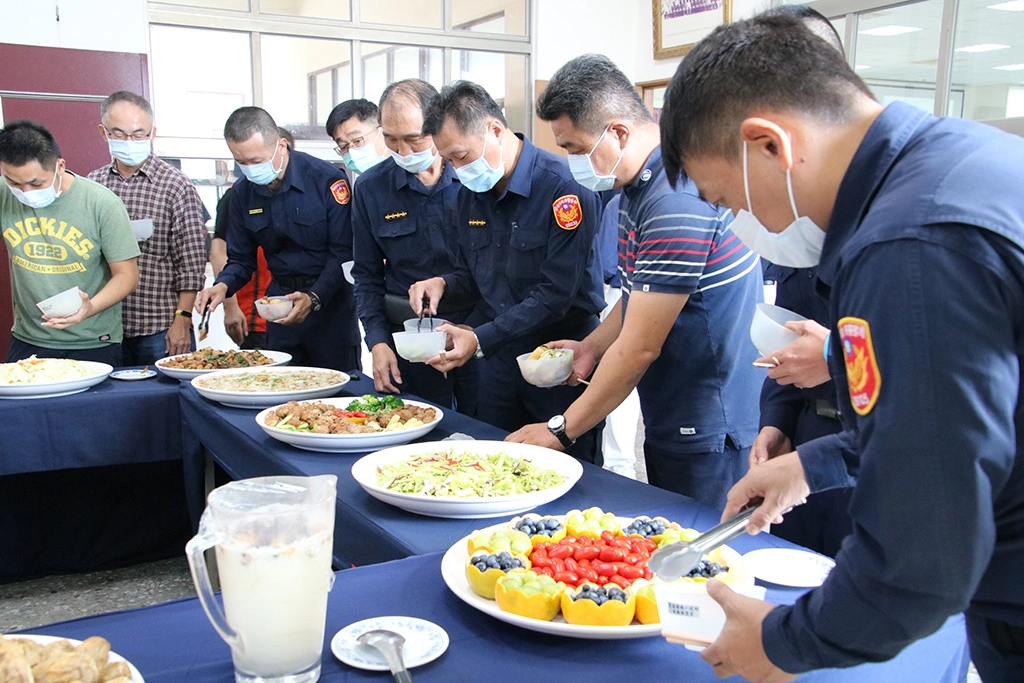 一盤盤美味的疏食料理，讓一位位守護民眾安全的歸仁分局波麗士大人暖身又暖胃。