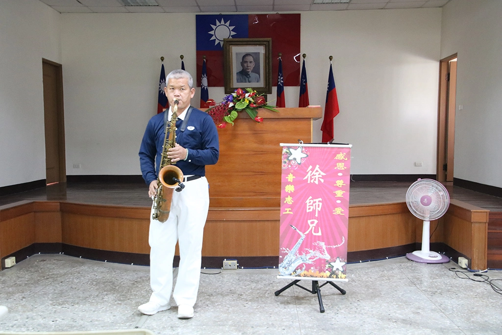 歸仁分局蔬食餐會特別安排慈濟志工演奏浪漫、輕快的薩克斯風表演。