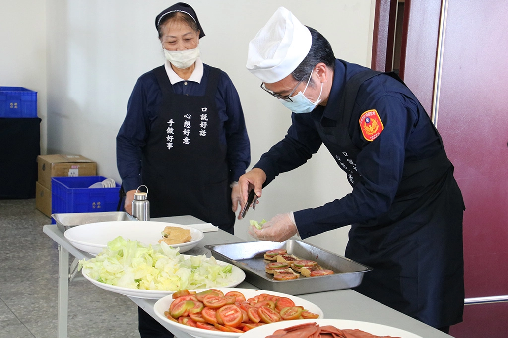 臺南歸仁分局長洪頂力，親自下廚製作美味餐點，感恩分局同仁及義警消的辛勞。
