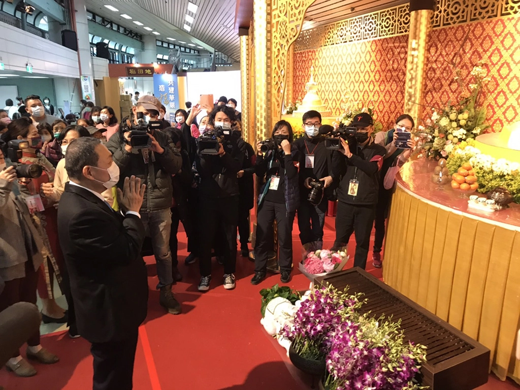 16日新北市長侯友宜也至桃園巨蛋體育場參與法會，與心道法師一同進入法壇供燈、唸讀祈福祝禱文，為民祈福。
