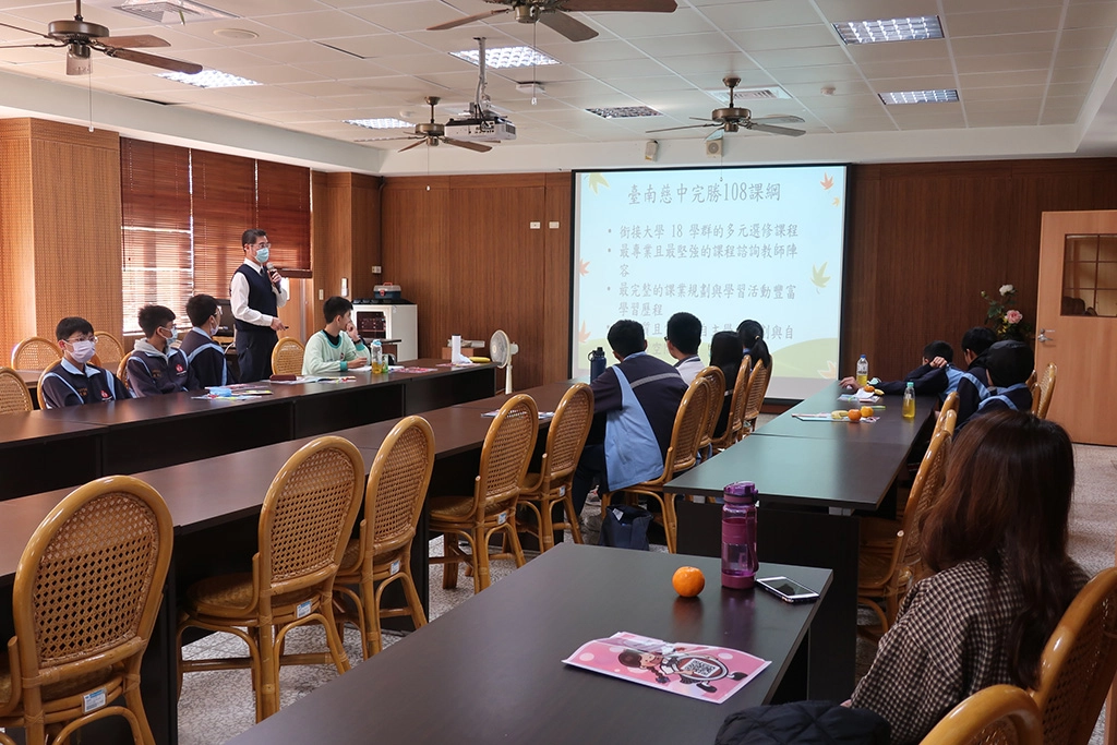 姚智化校長為社區國中學生介紹高中課程及分享學校發展特色。