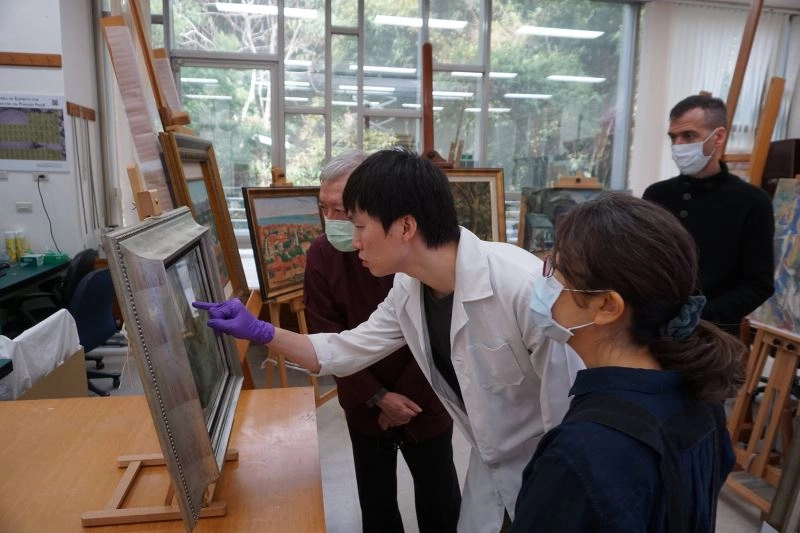 南藝油畫修復團隊向國美館梁館長說明油畫修復狀況。