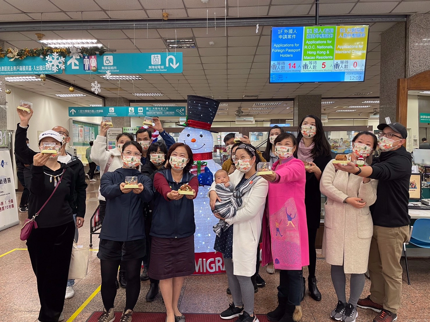 移民署與新住民搭薑餅屋一同提前慶祝耶誕節（前排左三為臺北市服務站主任蘇慧雯）。