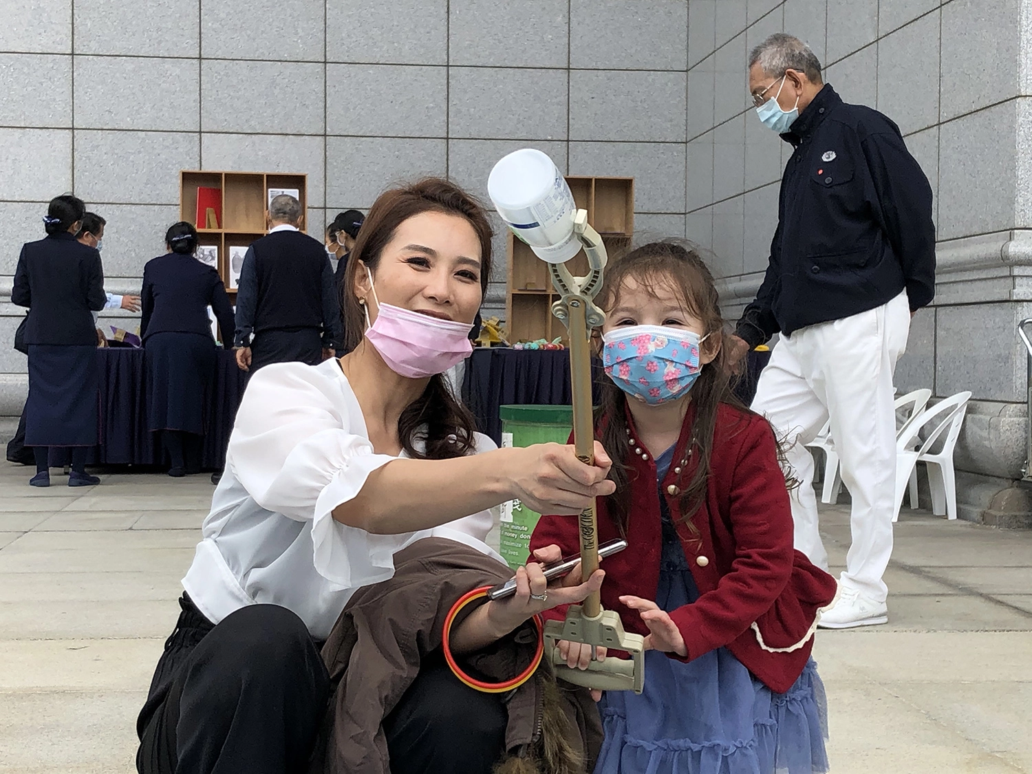 林紫妍（左）感恩慈濟讓他能專心照顧先生與孩子（右）。(攝影：陳誼謙)