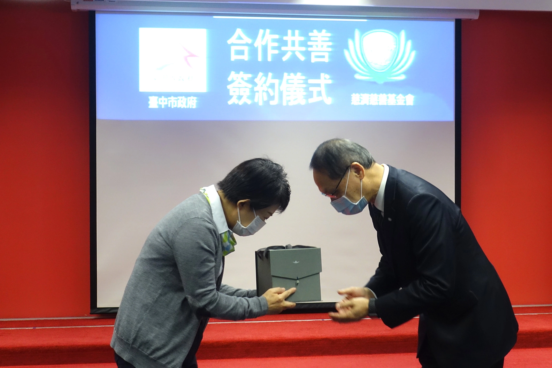 慈濟顏博文執行長(右)代表贈送靜思精舍製作的陶藝作品。